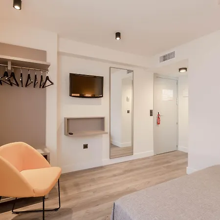Zeus Hotel 2*